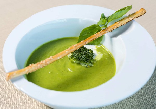 Quels sont les secrets pour une soupe de courgettes et menthe avec une texture veloutée?